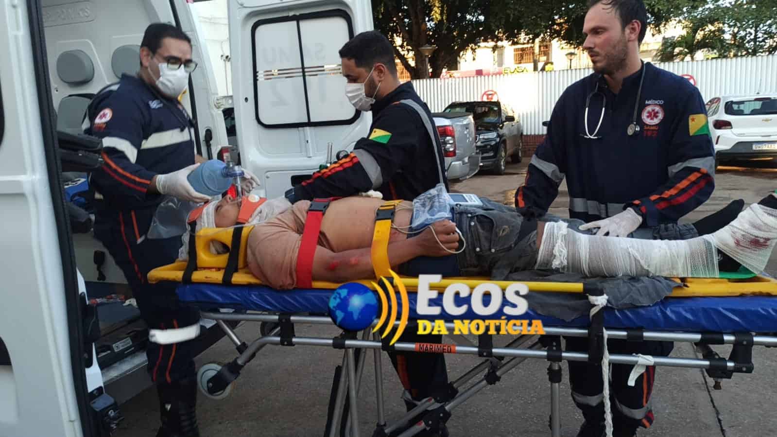 Colisão entre carro e moto deixa motociclista gravemente ferido
