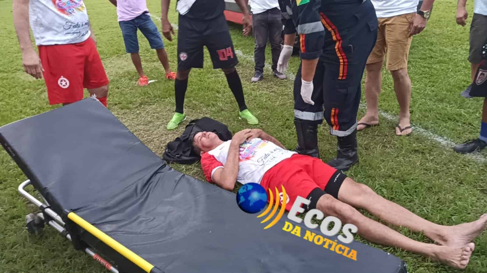 Jogador bate cabeça durante disputa de bola, desmaia e é levado à UPA