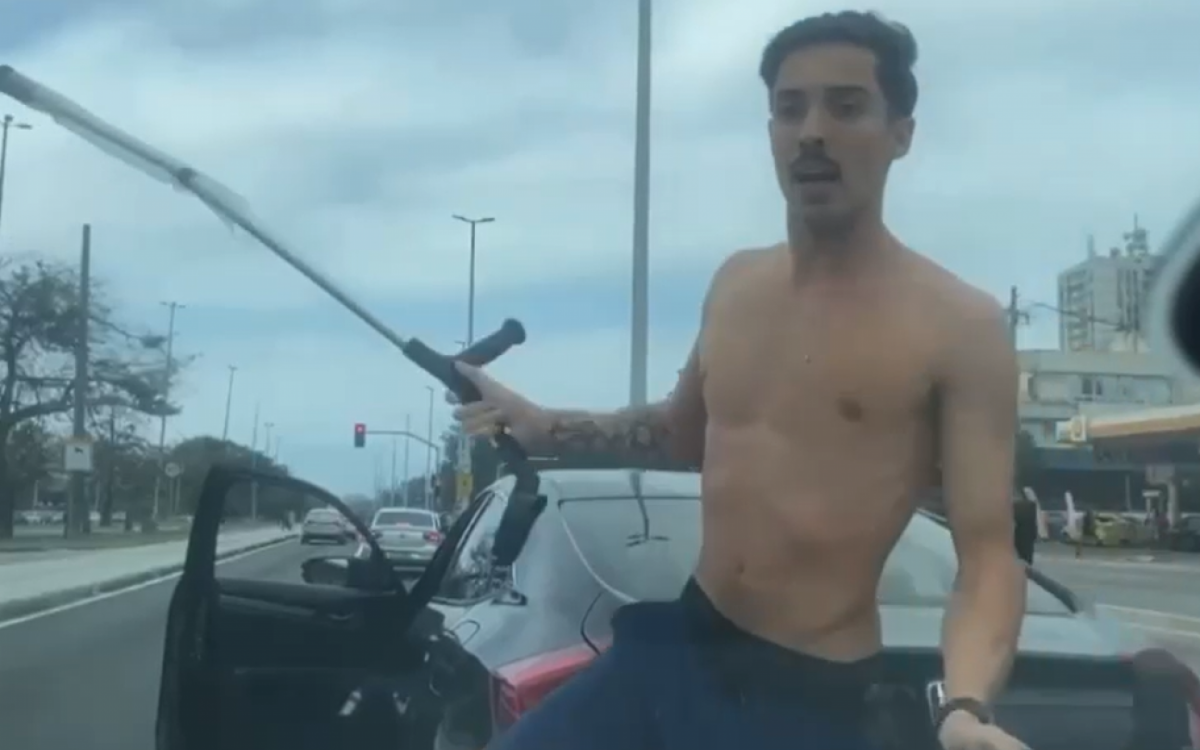VÍDEO: motorista de aplicativo leva golpes de muleta após discussão de trânsito