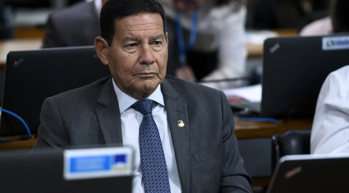 Mourão diz não ver como “função” dele ajudar no socorro direto às vítimas no RS