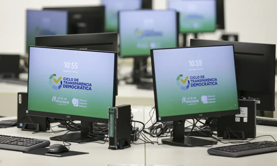 Eleições 2024:  Polícia Federal e universidade fazem teste em urnas eletrônicas