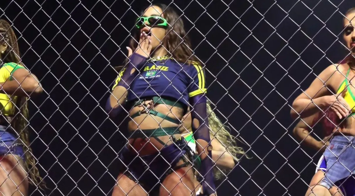 Anitta ironiza moção de repúdio de deputados por show com Madonna: “Acordei arrasada”