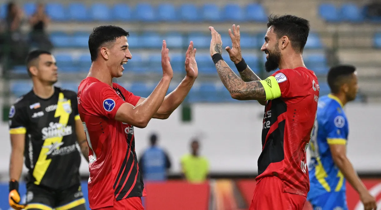 Athletico-PR goleia Rayo Zuliano fora de casa e mantém 100% na Copa Sul-Americana