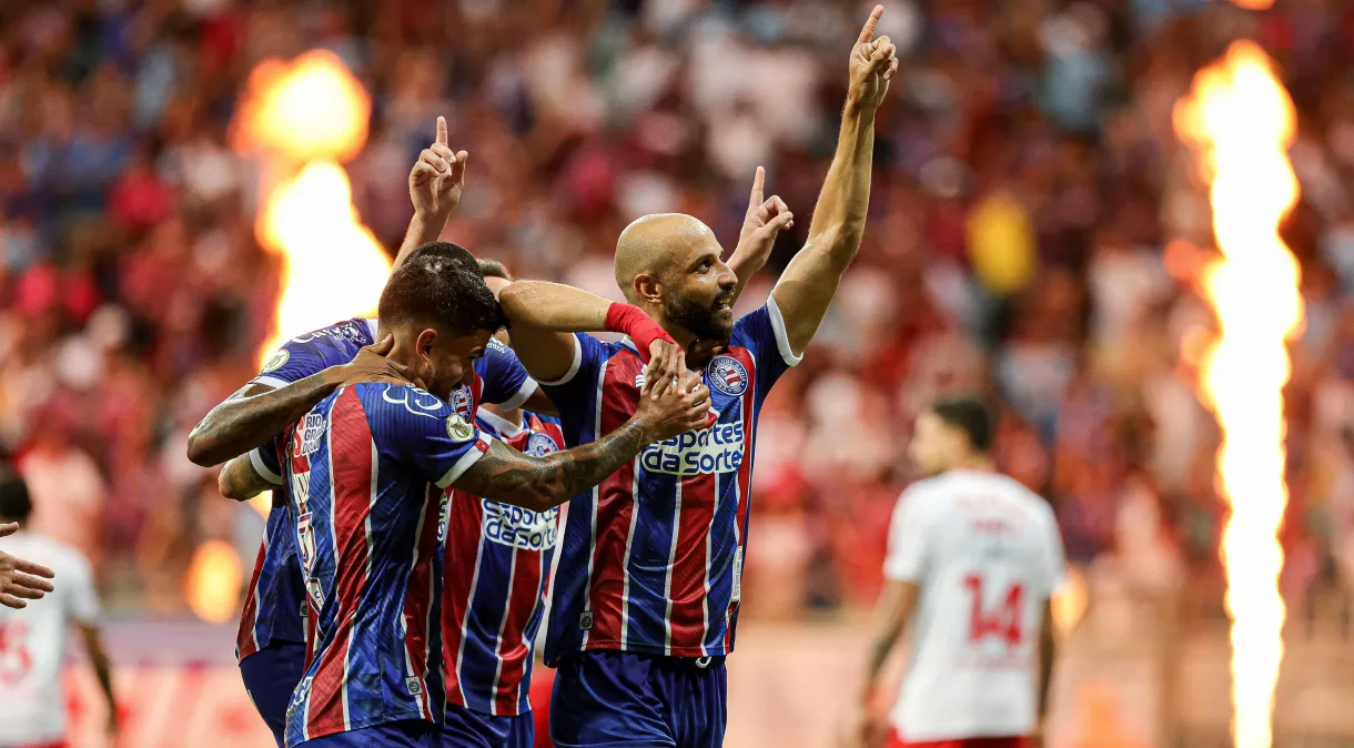 Bahia supera o Red Bull Bragantino na Arena Fonte Nova e cola no líder Athletico-PR