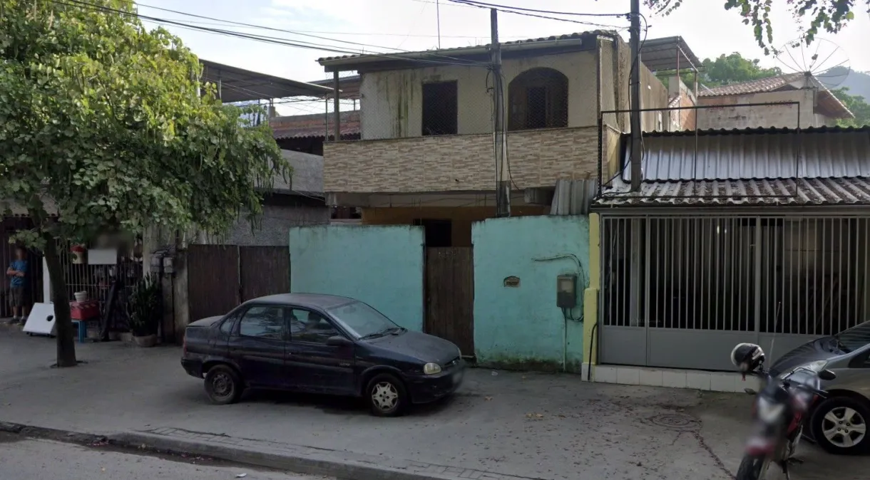 Jovem de 16 anos mata os pais a marteladas e coloca fogo nos corpos no Rio de Janeiro
