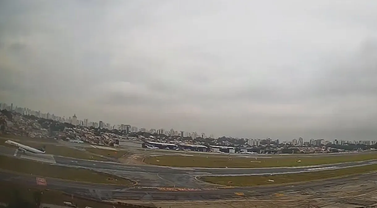 Avião da Azul decola poucos metros antes do fim da pista em Congonhas; veja vídeo