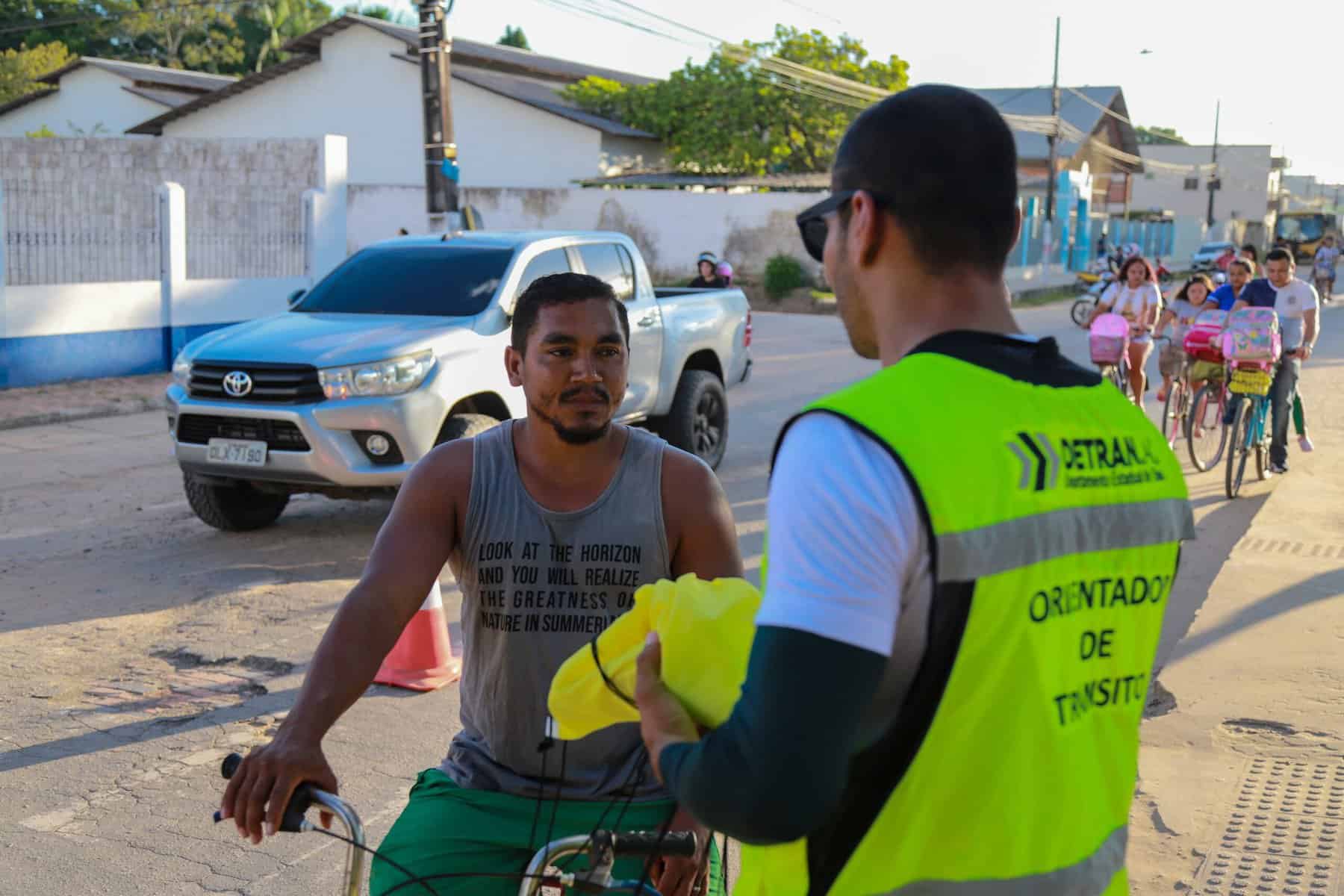 Detran leva atividade educativa aos ciclistas de Tarauacá durante o Maio Amarelo