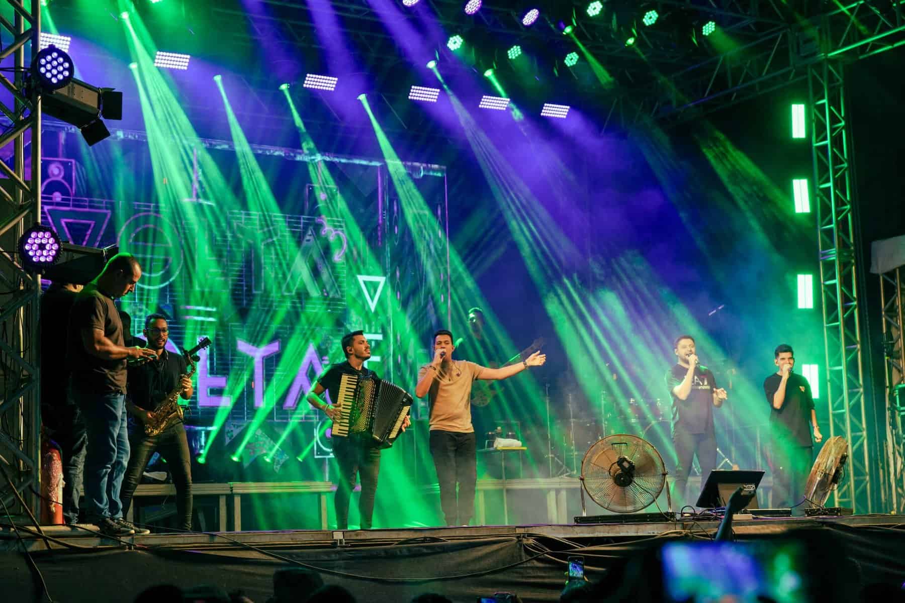 Show do cantor Vitor Fernandes Marca a última noite da Expo Mâncio Lima 2024