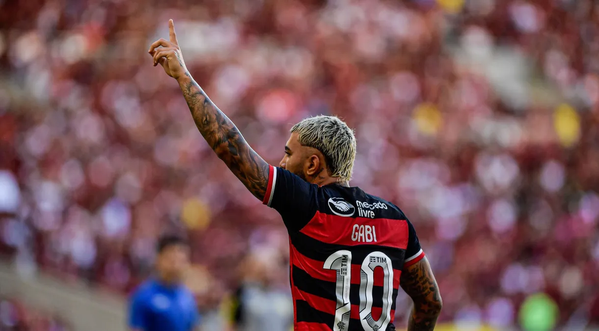 Flamengo multa Gabigol e tira dele o número 10 após foto com camisa do Corinthians