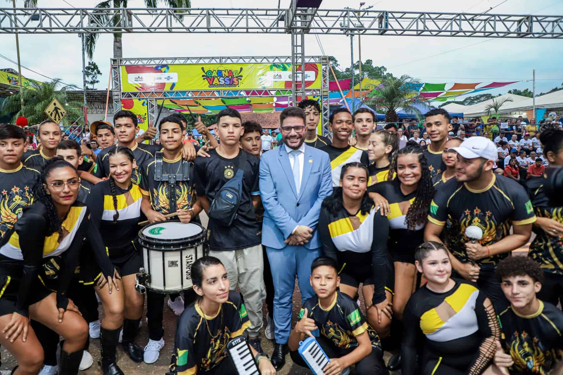 No aniversário de Assis Brasil, Gladson Cameli anuncia construção de casas populares e uma nova ponte