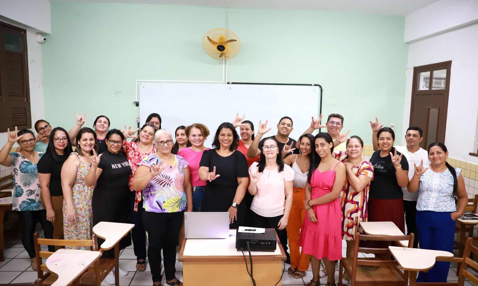 Educação oferece curso de Língua Brasileira de Sinais a professores da rede estadual