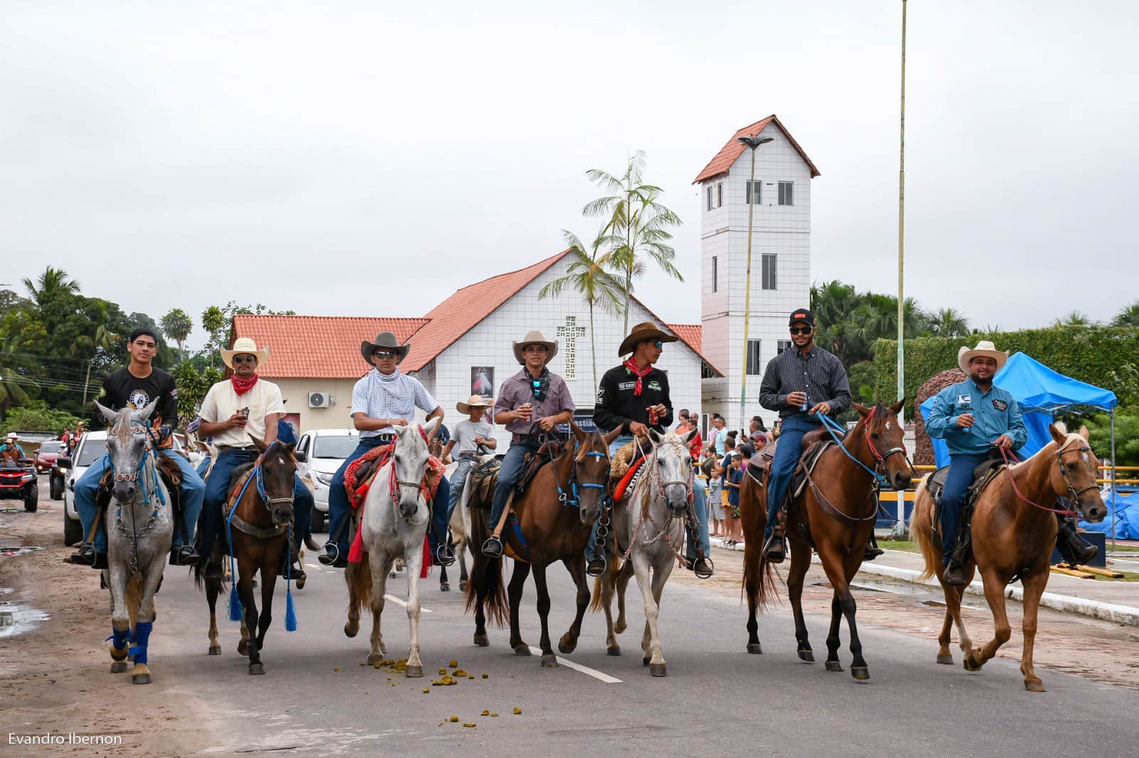 Cavalgada de Mâncio Lima reúne cerca de 5 mil pessoas; confira