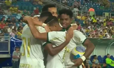 lazaro e abracado por companheiros apos marcar em cuiaba x palmeiras jogo do campeonato brasileiro 1714948065023 v2 750x421.jpg