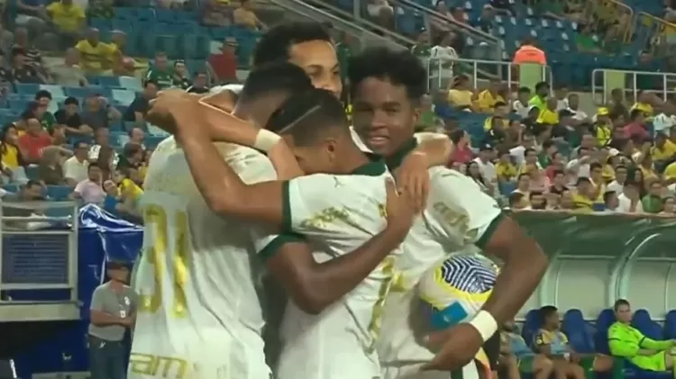lazaro e abracado por companheiros apos marcar em cuiaba x palmeiras jogo do campeonato brasileiro 1714948065023 v2 750x421.jpg