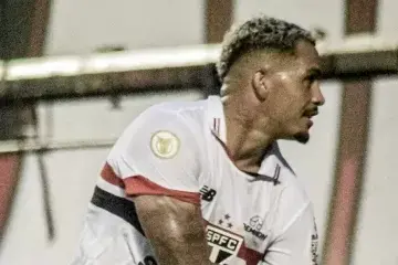 luciano celebra gol em vitoria x sao paulo partida do campeonato brasileiro 1714942512396 v2 360x480.jpg