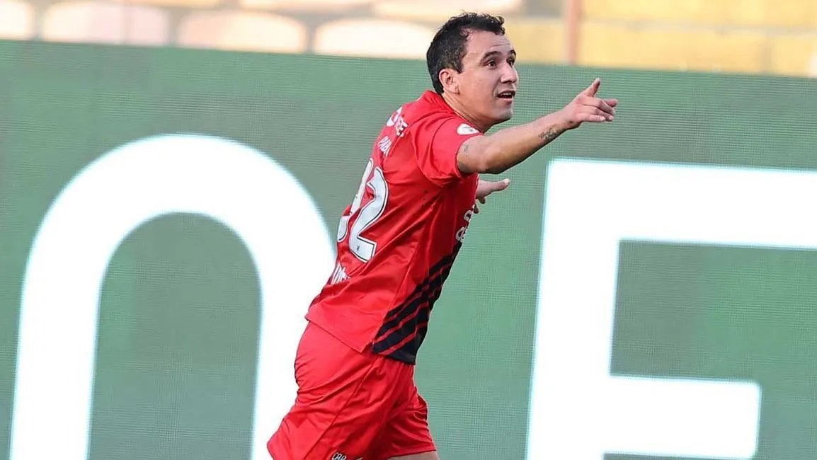 Veiga perde pênalti, Athletico-PR vence Palmeiras e retoma liderança do Brasileirão