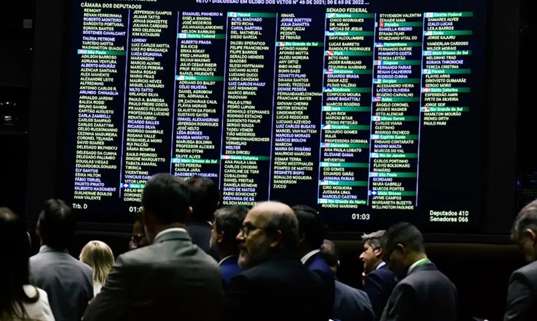 Em derrota de Lula, Congresso mantém veto de Bolsonaro à criminalização de fake news