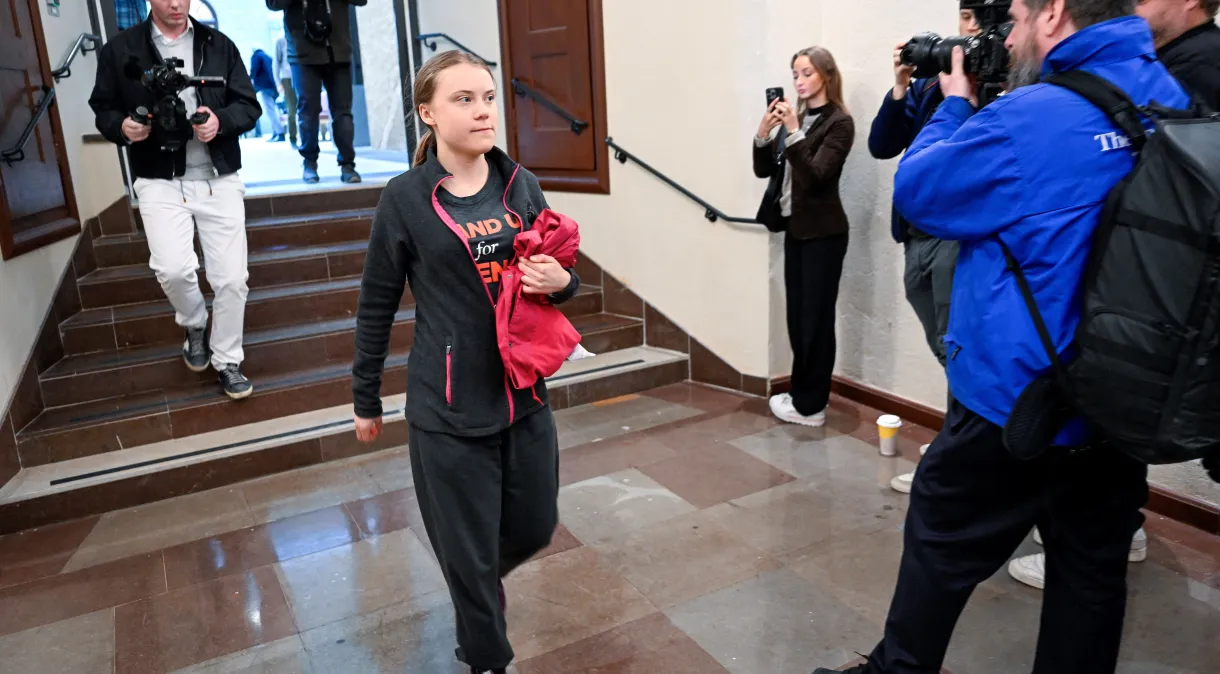 Ativista ambiental Greta Thunberg é multada por bloquear entrada do Parlamento sueco