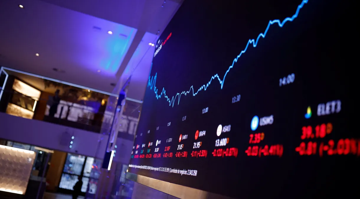 Ibovespa opera em alta após cinco dias seguidos de quedas; dólar sobe