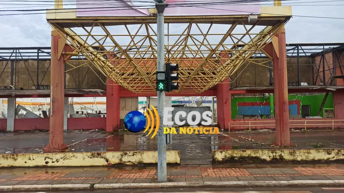 Parte de estrutura de prédio do antigo Gonçalves é incendiada em Rio Branco