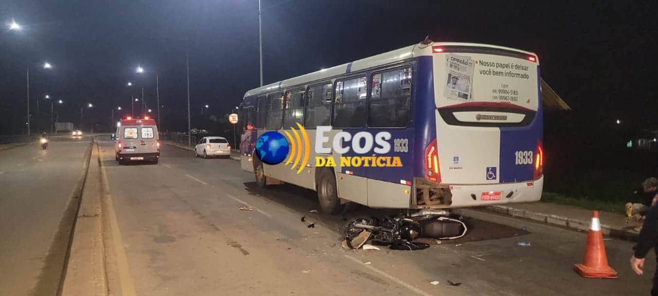 Colisão entre motocicleta e ônibus de transporte coletivo deixa mulher com fraturas exposta na perna