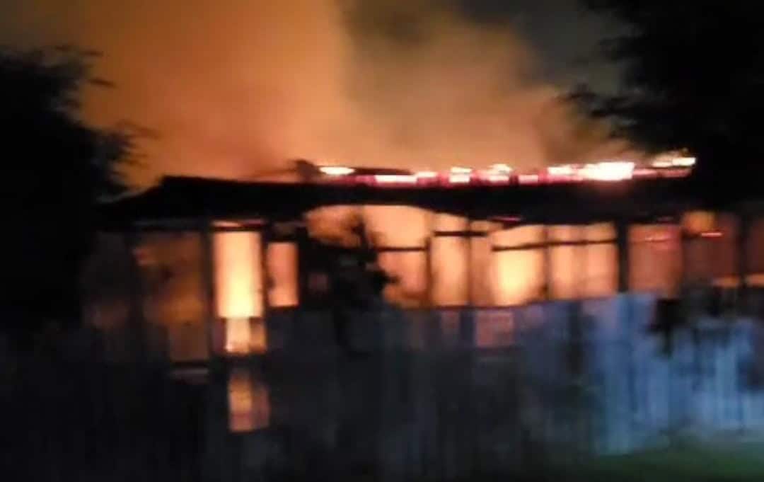 Incêndio destrói casa em Xapuri durante a madrugada e família perde tudo