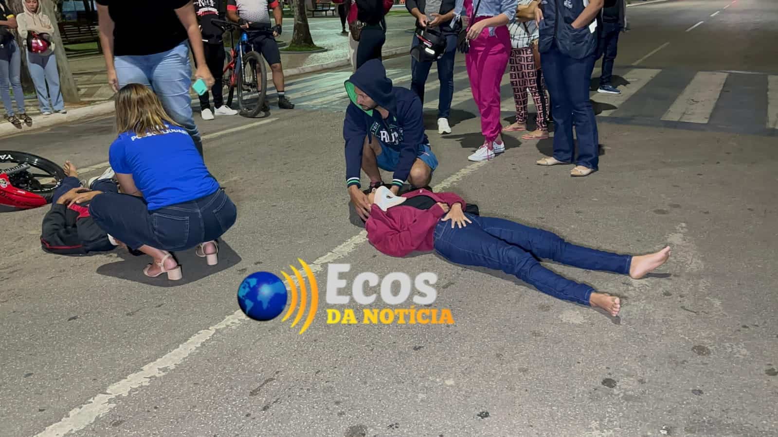 Morador de rua se joga na frente de motocicleta e causa grave acidente
