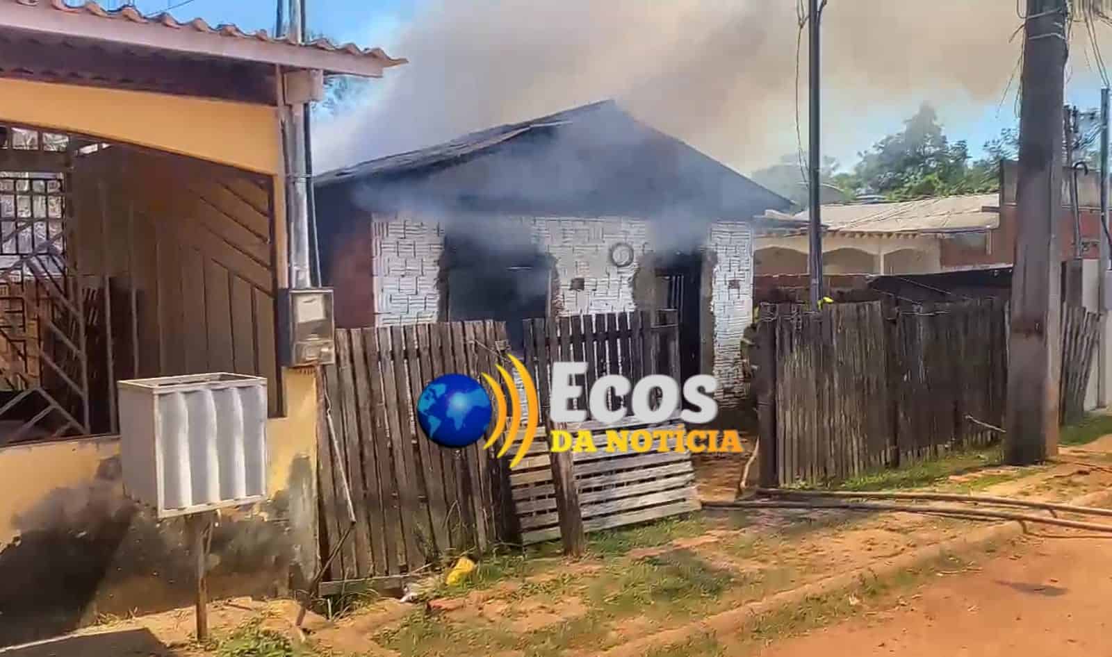 Curto-circuito em fiação elétrica causa incêndio e destrói residência no Bairro Conquista, em Rio Branco