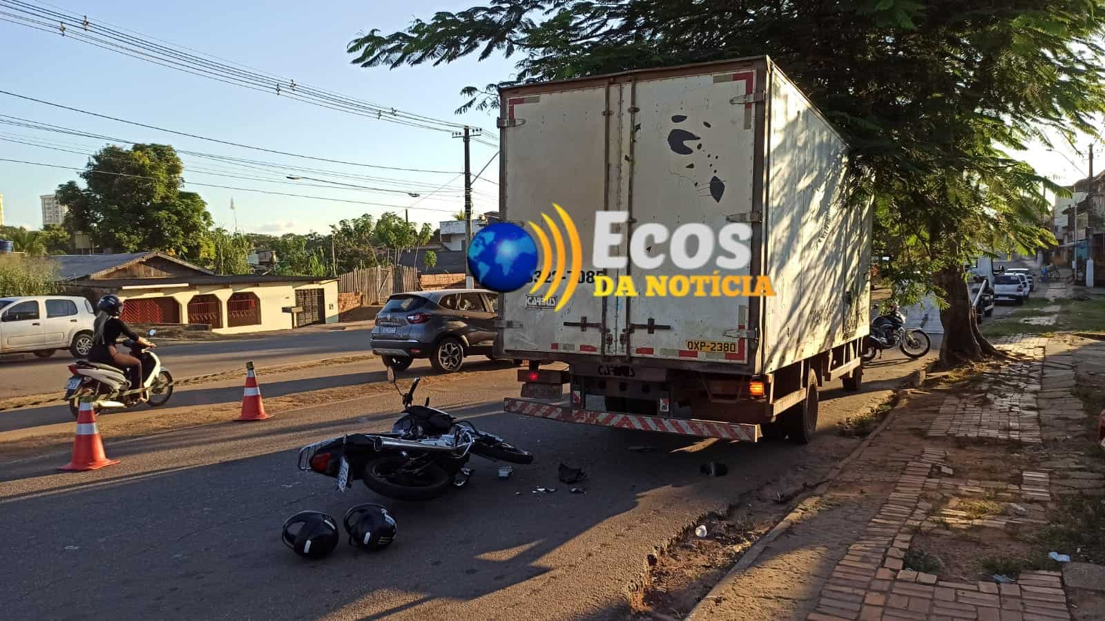 Motociclista colide na traseira de caminhão, desmaia e vai parar no Pronto-Socorro de Rio Branco