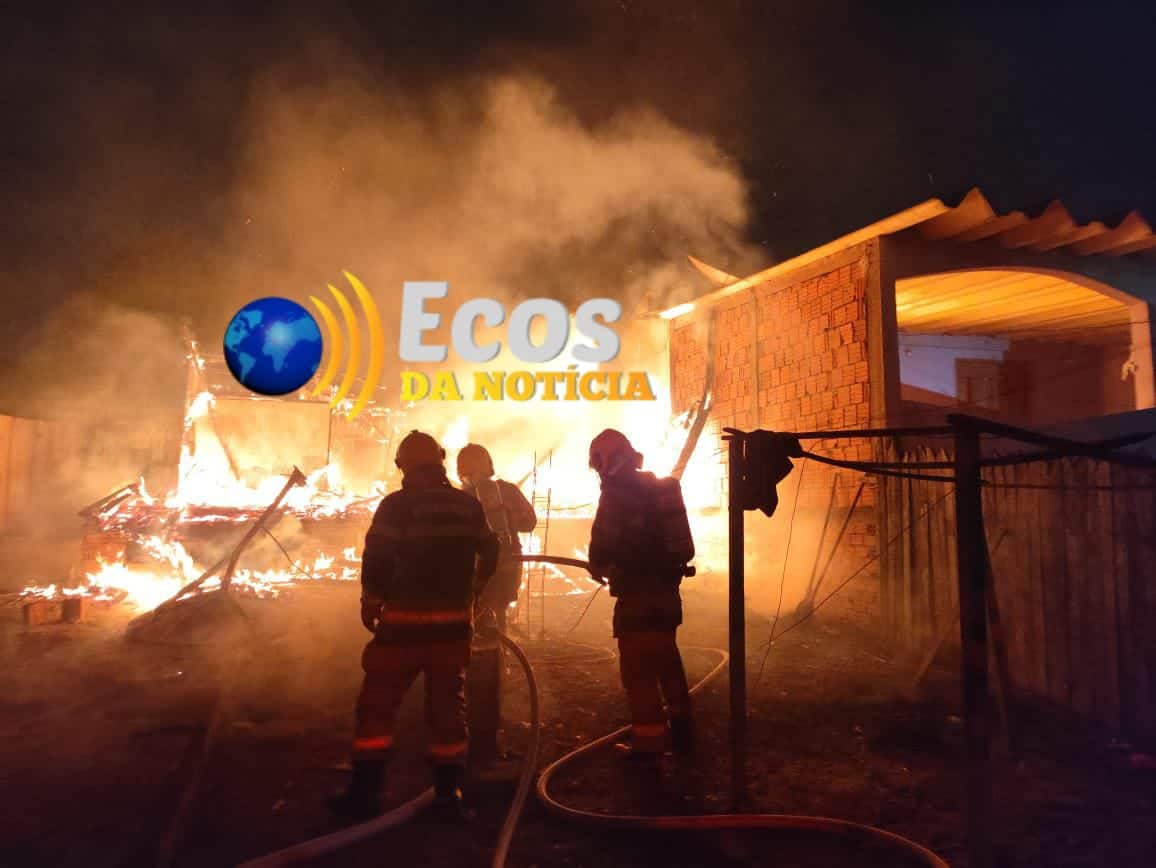 Curto-circuito em fiação elétrica causa incêndio e destrói residência em Rio Branco; mãe e filho escapam pela janela