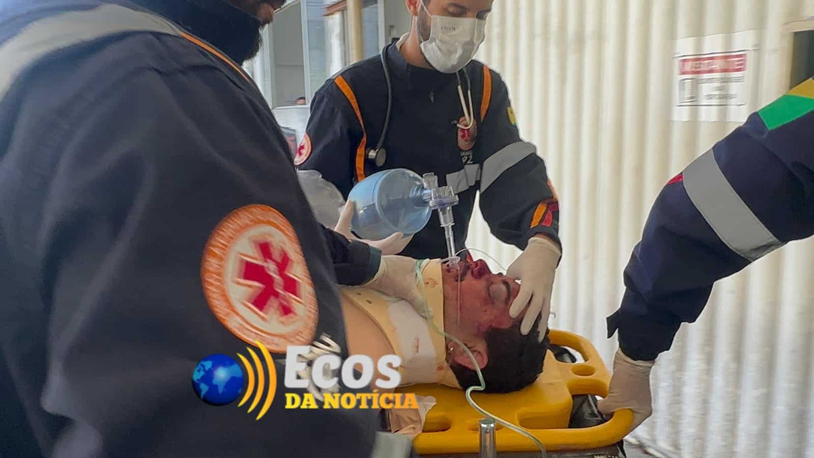 Colisão entre moto e carro deixa motociclista gravemente ferido