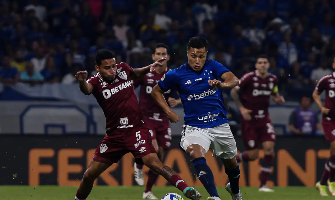 Fluminense visita Cruzeiro no Mineirão buscando vitória para amenizar pressão