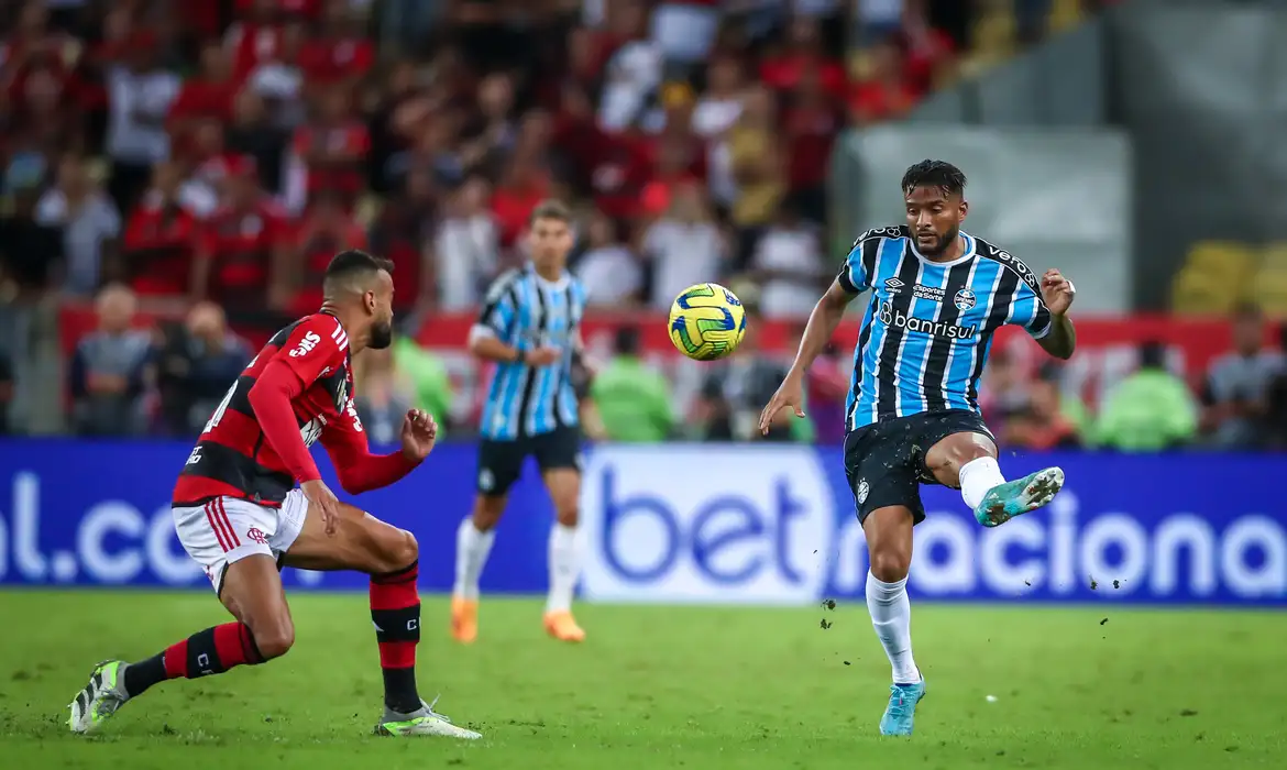 Flamengo recebe Grêmio no Maracanã mirando a ponta do Campeonato Brasileiro