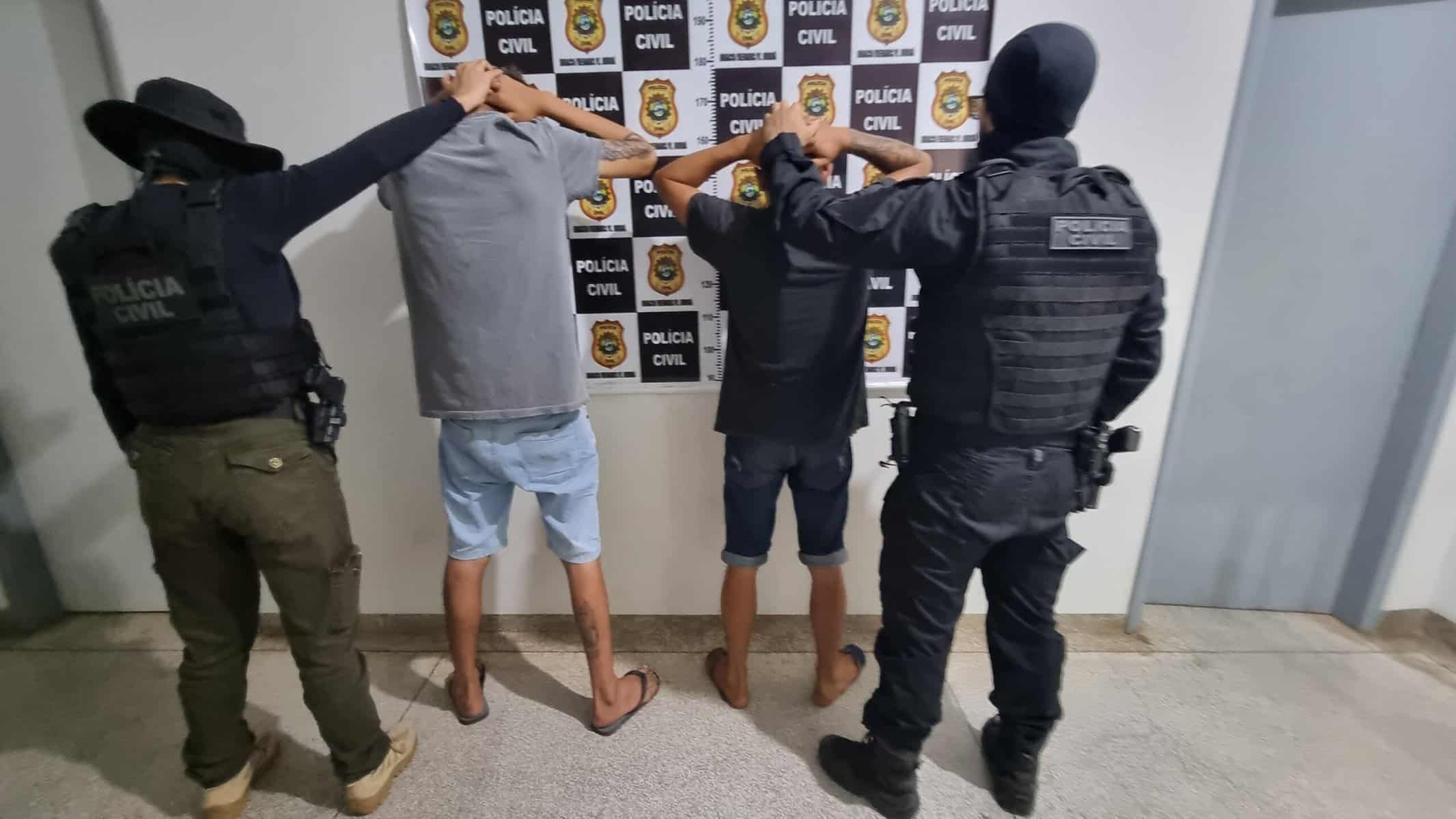Polícia Civil prende dois indivíduos por tráfico de drogas e identifica foragido acusado de homicídio