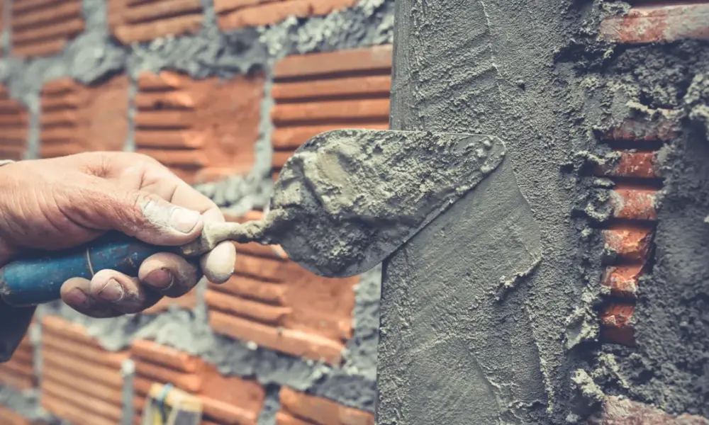 alvenaria trabalhador da construcao que constroi uma parede de tijolo alvenaria trabalhador da construcao que constroi uma parede de tijolo