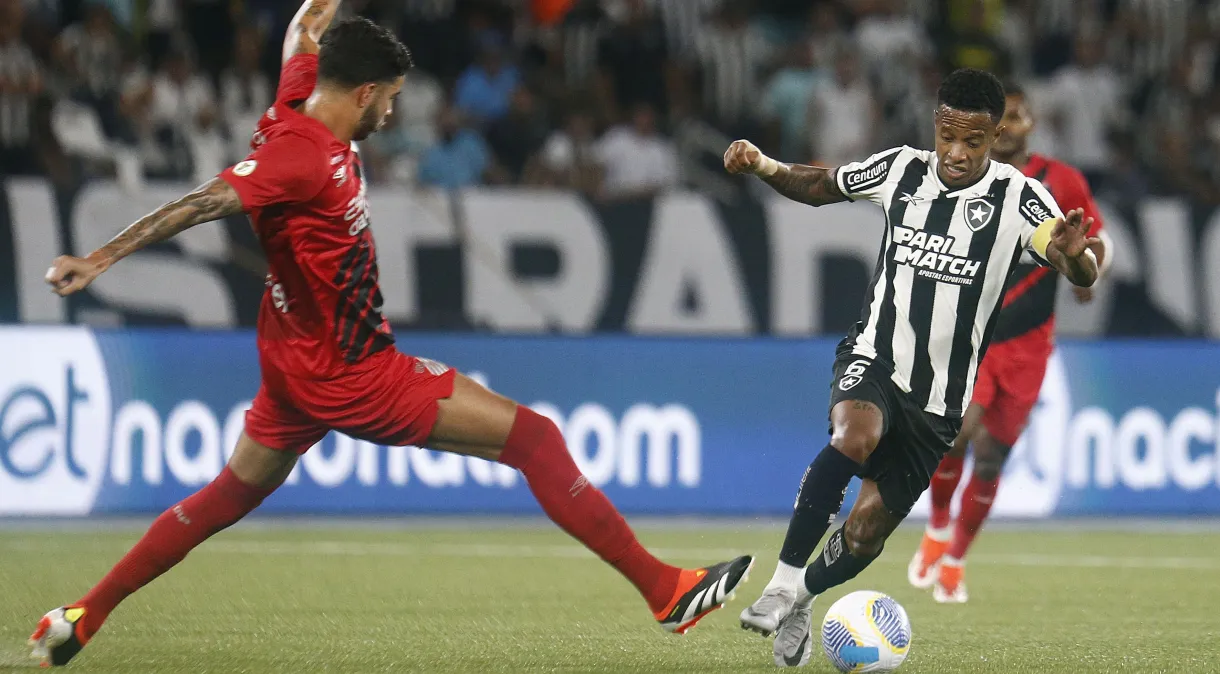 Botafogo marca no fim, empata com Athletico-PR e mantém liderança do Brasileiro