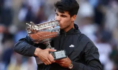 carlos alcaraz com o trofeu de roland garros em 2024 1717956182489 v2 900×506 e1717957441850 carlos alcaraz com o trofeu de roland garros em 2024 1717956182489 v2 900x506 e1717957441850