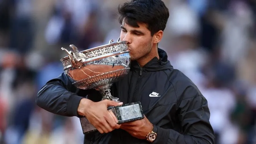 carlos alcaraz com o trofeu de roland garros em 2024 1717956182489 v2 900x506 e1717957441850