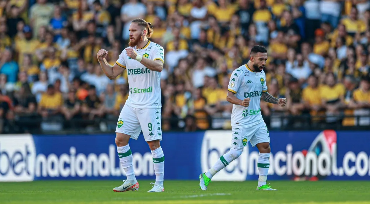 Cuiabá goleia o Criciúma e conquista primeira vitória no Campeonato Brasileiro