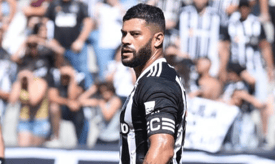 Hulk em ação durante duelo entre Atlético e Atlético-GO
(foto: Gladyston Rodrigues/EM/D.A Press)