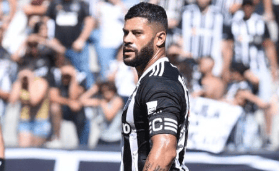 Hulk em ação durante duelo entre Atlético e Atlético-GO
(foto: Gladyston Rodrigues/EM/D.A Press)