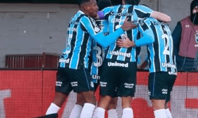 Jogadores do Grêmio comemoram o gol de Gustavo Nunes contra o Fluminense
Imagem: Luiz Erbes/AGIF