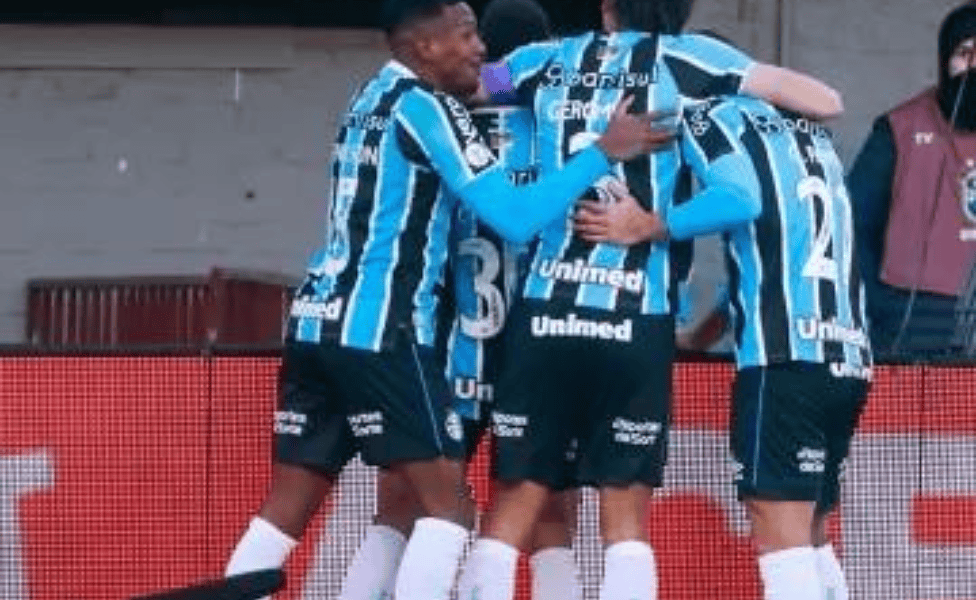 Jogadores do Grêmio comemoram o gol de Gustavo Nunes contra o Fluminense
Imagem: Luiz Erbes/AGIF