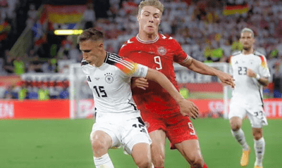 Rasmus Hojlund, da Dinamarca, disputa a bola com Nico Schlotterbeck, da Alemanha
Imagem: KENZO TRIBOUILLARD / AFP