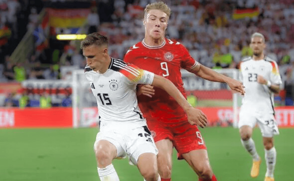 Rasmus Hojlund, da Dinamarca, disputa a bola com Nico Schlotterbeck, da Alemanha
Imagem: KENZO TRIBOUILLARD / AFP