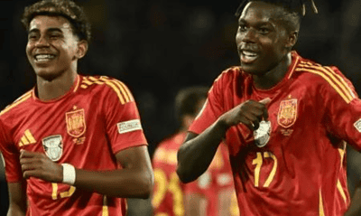 Lamine Yamal e Nico Williams celebram goleada da Espanha
Imagem: Angelos Tzortzinis / AFP
