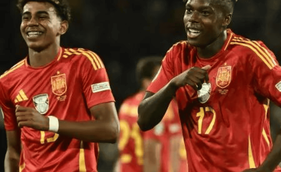Lamine Yamal e Nico Williams celebram goleada da Espanha
Imagem: Angelos Tzortzinis / AFP