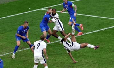 Jude Bellingham, da Inglaterra, marca o primeiro gol de sua equipe
Imagem: Dean Mouhtaropoulos/Getty Images
