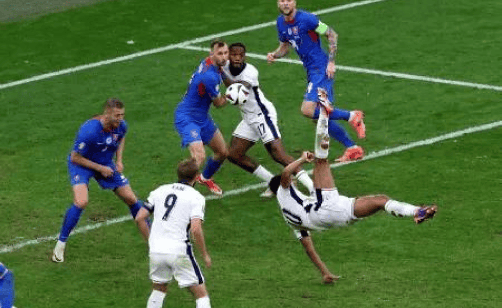 Jude Bellingham, da Inglaterra, marca o primeiro gol de sua equipe
Imagem: Dean Mouhtaropoulos/Getty Images