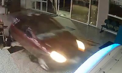 A mulher foi perseguida pelo suspeito até o local de trabalho dela, onde quebrou uma das portas da entrada do mercado com o veículo
Reprodução/Redes Sociais